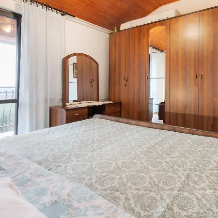 Apartamento Peaceful In With Garden Poreč