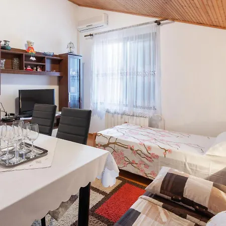 Apartamento Peaceful In With Garden Poreč